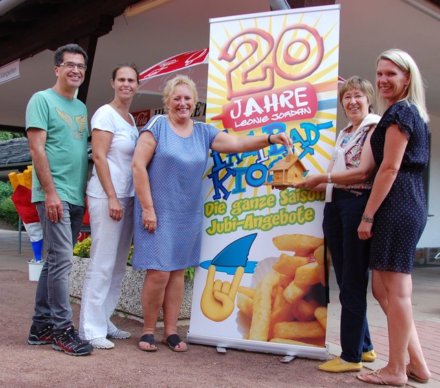 Kiosk-Betreiberin Leonie Jordan (Mitte) überreicht die Spende an Leiterin Beate Bergmann und Pflegedienstleiterin Mirjam Klaas (r.) vom Hospiz Haus Sonnenschein. Mit dabei: Bürgermeister Frank Tatzel und Stefanie Kaleita (stellv. Leiterin Fachbereich Schule-Sport-Kultur).