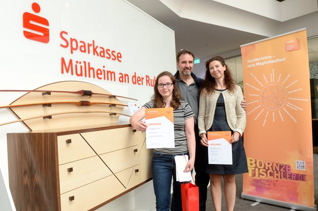 Arno und Andrea Effmann sind stolz auf ihre Auszubildende Rebecca Sprünken (l.), die mit ihrtem Bogenschrank den diesjägrigen Wettbewerb „Die gute Form“ gewann.