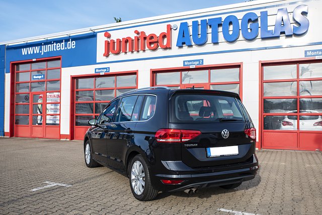 Ein VW Touran ohne Sonnenschutz! Schaut Euch gleich auch optisch mal den Unterschied mit der Folie an.