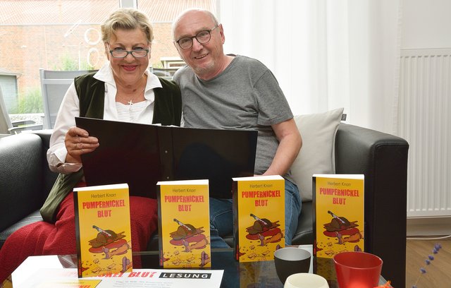 Unter dem Motto „Langstrecken“ wird es an diversen Orten im Quartier erzählend, magisch und improvisiert. Mit dabei ist dann auch der Autor Herbert Knorr, der zur Szeniale in seinem häuslichen Garten an der Straße Zur Alten Schule 84 zahlreiche Freunde und Künstler von nah und fern eingeladen hat, die von 12 bis 22.30 Uhr für Poetry, Crime und Garten Time sorgen. Mit dabei sind unter anderen „Mutter Beimer“ Marie-Luise Marjan, Fritz Eckenga, Ralf Kramp, Inge Meyer-Dietrich und Stefan Keim. Archivfoto: Gerd Kaemper