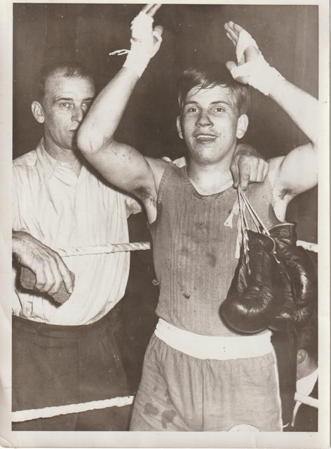 (1958) Der "Deutsche Polizeimeister" Helmut Gerber mit seinem Sekundanten Fritz Landsiedel.