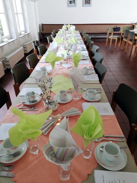 Liebevoll waren Tische und Saal dekoriert.