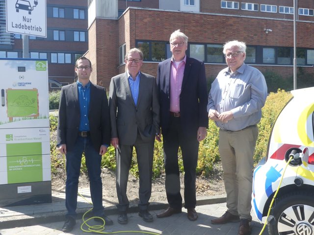 Stadtwerke-Geschäftsführer Franz Michelbrink (2. v. l.) und Krankenhaus-Geschäftsführer Rainer Rabsahl (3. v. l.) haben das neue saubere Energie-Konzept und die Funktionalität der Ladesäule erfreut vor Ort präsentiert.
Auf dem Parkplatz des Evangelischen Krankenhauses in Wesel-Obrighoven wurde eine neue E-Ladesäule installiert, die das Angebot im Stadtgebiet erweitern soll.