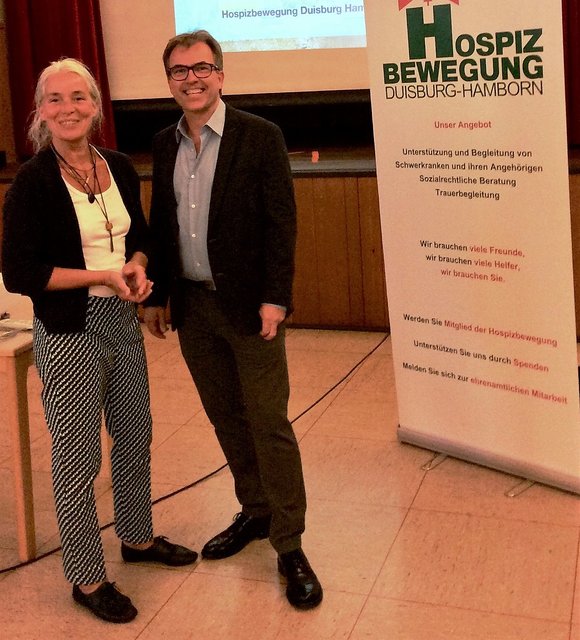 Referent Peter Ammann, hier mit Geschäftsführerin Andrea Braun-Falco, gestaltete das 34. Hamborner Hospizgespräch mit vielen Informationen und berührenden Tatsachenberichten.