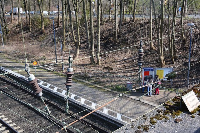 Vorsicht Hochspannung: Oberleitungen (wie hier in einer älteren Aufnahme vom Bahnhof Scharnhorst) führen eine Spannung von 15.000 Volt.