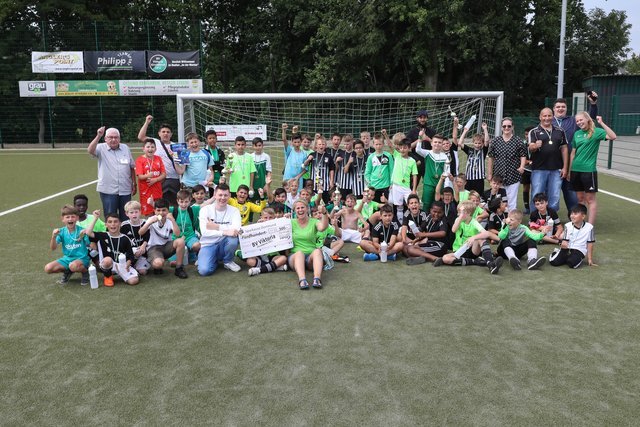 Jubel bei allen Beteiligten des Street-Soccer-Turniers in Kirchderne. Vor allem die tollen Spenden kamen an.