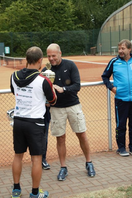 Frank Weiß (SuS-Mannschaftsführer bei Esel-Cup) erhält den Pokal von Mathias Lackermann (stellvertretender Sportwart Rot-Gold Obrighoven-Lackhausen), daneben Bernd Günnemann für die SG Büderich-Drevenack.