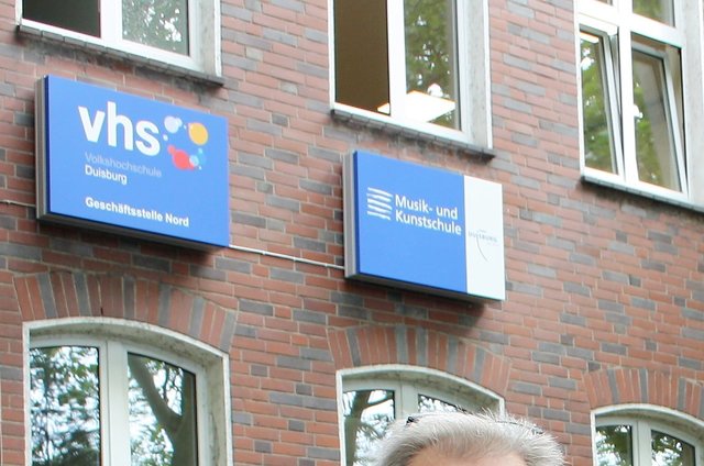 Neu ist auch das weithin sichtbare VHS-Logo am VHS-Gebäufe an der Parallelstraße.