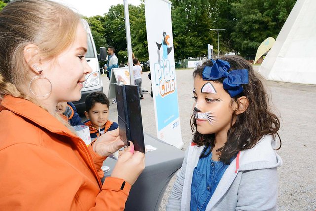 Lynda (r.) am Schminkstand beim Pido-Club.