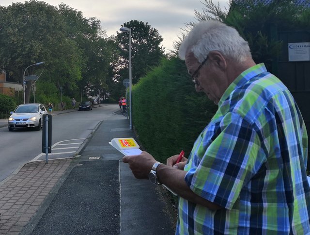 Wilfried Oberschachtsiek checkte vor der Gustaf-Adolf-Schule in Datteln den morgendlichen Bringverkehr.