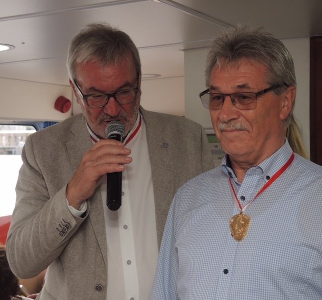 Den Dinslakenern ist Walter Hoffacker (r.) nicht nur durch seine Dixieland-Skiffle-Band bekannt, sondern auch durch die Muttertags-Matinee in der Lichtburg.