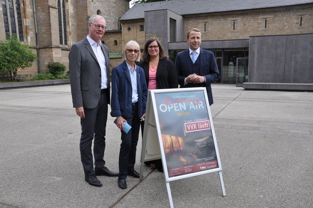 V.l.: Dompropst Thomas Zander, Lichtburg Chefin Marianne Menze, Domschatzkammer-Leiterin Andrea Wegener und Lars-Martin Klieve, Kaufmännischer Vorstand der Stadtwerke Essen AG, freuen sich, das Freiluft-Kino wieder aus der Taufe gehoben zu haben.