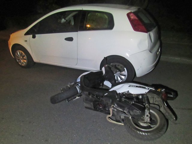Am Unfallort blieb ein geschätzter Gesamtsachschaden in Höhe von 1.500 Euro am Fiat Punto und am Motorroller zurück.