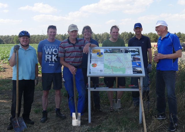 Das Bild zeigt die Aktiven des Arbeitskreises Infrastruktur beim Aufstellen der Rhader Infotafeln (v.l.) Christoph Kopp, Bernfried Terhardt, Ludger Kuhlmann, Hans Rommeswinkel, Burkhard Averkamp, Christian Askamp und Johannes Loick. Foto: AK Infrastruktur / Bürgerforum Rhade