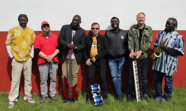 Senjams Konzerte sind immer ein echtes groovendes afrikanisches Highlight. Senjam bringt bei allen Live-Events das Publikum jedes Mal zum Kochen. Als Gastmusiker unterstützt die Band der Percussionist Holger Teuber. Foto: Veranstalter