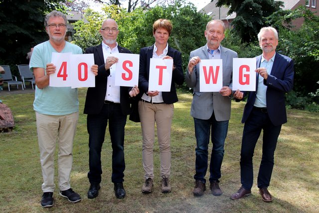 Zum 40. Geburtstag der STWG gratulieren (v.l.n.r.): Peter Duesing (Leiter der STWG von 1997-2018), Martin Langenbach (Leiter der STWG seit 2018), Ruth Stratmann (Geschäftsführerin des Diakoniewerks Duisburg), Armin Schneider (Superintendent des Ev. Kirchenkreises Duisburg) und Udo Horwat (Geschäftsführer des Diakoniewerkes Duisburg).