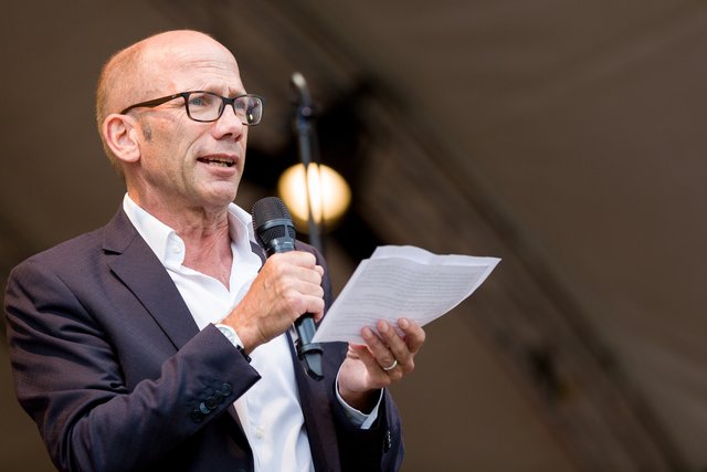Der 1. Beigeordnete Christoph Müllmann eröffnet die Kamper Nacht.