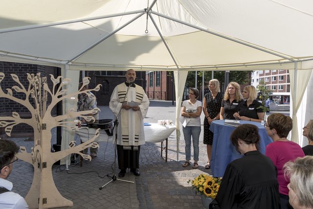 Auch der katholische Pfarrer Ingo Mattauch unterstützt seit nun mehr als fünf Jahren den Verein bei den Vorbereitungen und leitet durch die Gedenkzeremonie am besagten Tag. Archiv-Foto: Gerd Kaemper