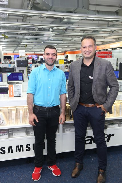 Claudio Vurro und Yalcin Kaya im bisherigen Erdgeschoss des Iserlohner Saturn-Marktes, in dem die Kunden auch während der Umbauphase das komplette Sortiment vom Fernseher bis zum Laptop vorfinden.