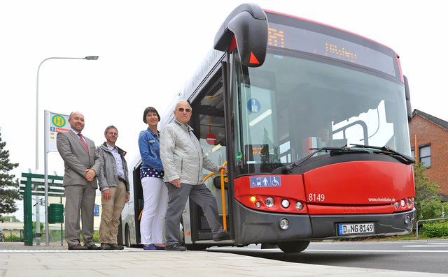 Dr. Andreas Ferlic, Abteilungsleiter Planung Verkehrsanlagen, Dirk Anders, Verkehrsingenieur Stadt Hilden, Bürgermeisterin Birgit Alkenings und Hermann Nagel, stellvertretender Vorsitzender des Hildener Behindertenrates (v.l.) testeten den ersten umgebauten Bussteig.
