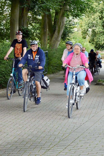 Jeden Freitag in den Ferien um 18 Uhr geht's wie hier zum Auftakt ab der Kurler Kirche per Fahrrad ins Grüne. Unter hinterher wird geschlemmt!
