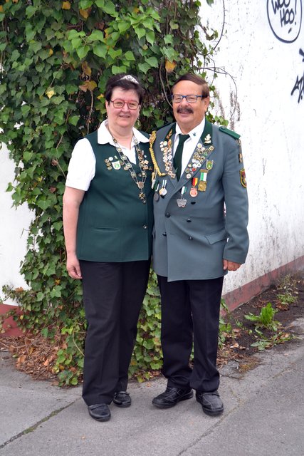 Das neue Körner Eintagskönigs-Paar, Eintagskönigin Isabel Rohlauf (6.v.l.) und ihr Mann Bernd (7.v.l.).