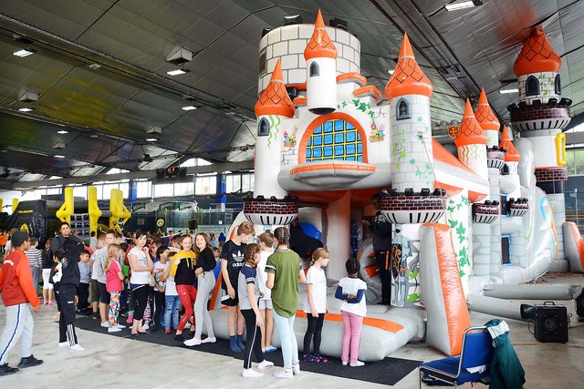 Beliebt ist auch die neue Ritterburg in der Eissporthalle.