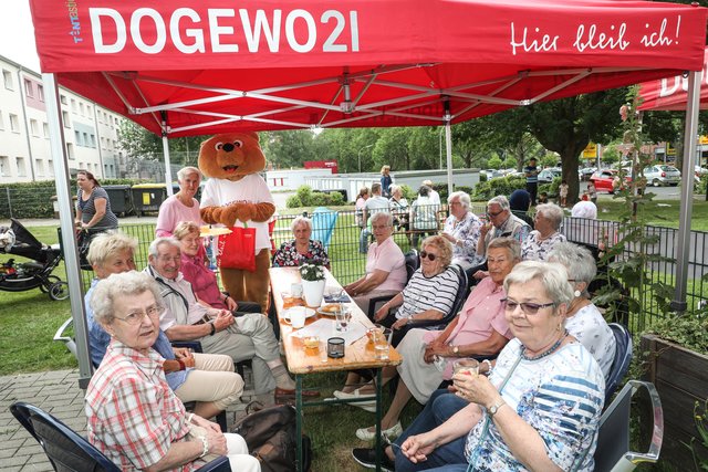 Auch Maskottchen DogiBär schaute vorbei beim Sommerfest für die Dogewo21-Mieter an der Nachbarschaftsagentur an der Geßlerstraße.