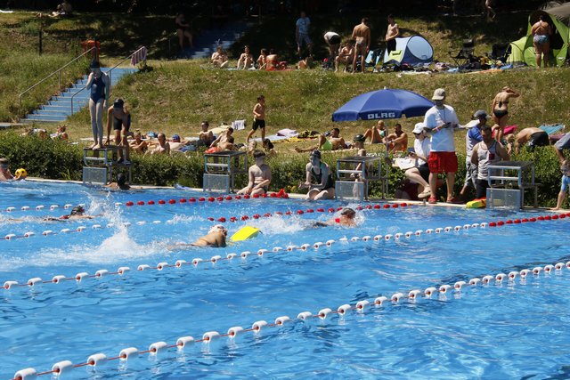 Diszipin Gurtretterstaffel, der 4. Schwimmer zieht den 3.
Schwimmer 50 Meter Kraul schwimmend.