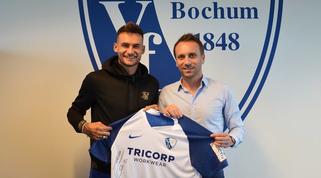Neuzugang Danny Blum, hier bei der Vorstellung durch Sebastian Schindzielorz, traf gegen Berlin und gilt als heißer Kandidat für die Bochumer Startelf. Archivfoto: VfL Bochum