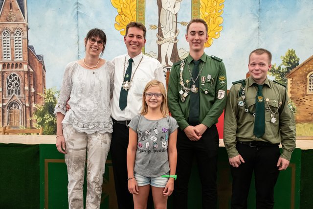 In Selbeck sind die Würfel gefallen. Im Jahr des 118-jährigen Bestehens der St. Sebastianus-Schützenbruderschaft Selbeck-Breitscheid 1901 e.V. treten sie die Regentschaft an. V.l. Königin Jessica Oing, König Andreas Oing,  Tellprinzessin Pia Surrey, Kronprinz Nicolas Oing und Prinzenadjutant Nico Kaldewey.    | Foto: Carina Wegner