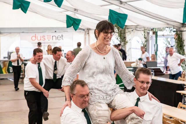 Die neuen Majestäten werden auf Händen getragen. | Foto: Carina Wegner