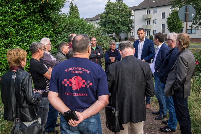 Reges Interesse der Bürgerinnen und Bürger am SPD-Stadtteilspaziergang.