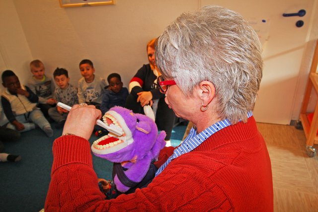 An Poldis großem Maul kann Andrea Schnalke wunderbar demonstrieren, wie man seine Zähne richtig putzt. Der Zahnputz-Drache hat übrigens 32 Zähne - genau so viele wie ein erwachsener Mensch. Foto: VKJ