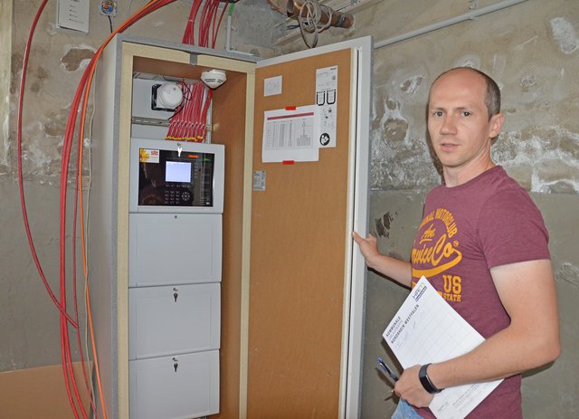 Peter Glück, Mitarbeiter des Fachbereichs Immobilienservice der Stadt Velbert, vor der neuen Brandmeldeanlage, die in den vergangenen Osterferien in den Keller des Nikolaus-Ehlen-Gymnasiums gebaut worden ist.  | Foto: Maren Menke
