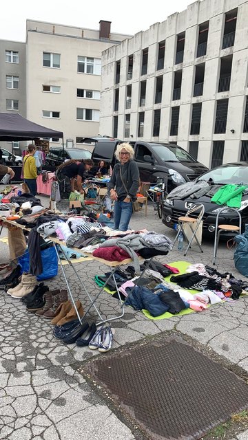 Nur die harten Trödler kommen in den Garten: Sonntagsmorgens um sieben Uhr am Stand.