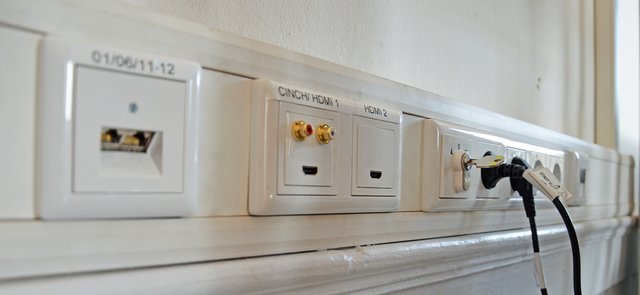 Über 490.000 Euro fließen in die Baumaßnahmen am Nikolaus-Ehlen-Gymnasium in Velbert, damit zukünftig unter anderem der Strom problemlos weiter fließen kann. In zahlreichen weiteren Bildungseinrichtungen der Stadt werden in den Sommerferien ebenfalls notwendige Arbeiten vorgenommen. | Foto: Maren Menke