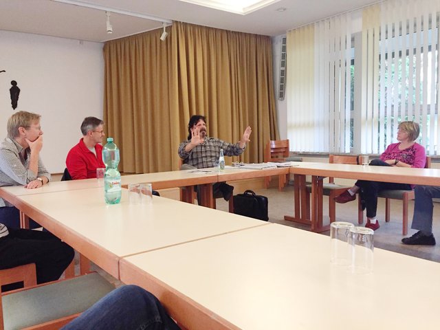 Detlef Kraas (3.v.l.) referierte.