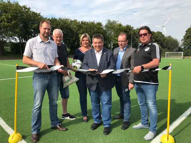 Eröffneten gemeinsam das neue Kleinspielfeld auf der Bezirkssportanlage Sinsen (v.l.n.r): Andreas Täuber, Vorsitzender des Ausschusses für Schule und Sport, Georg Dressler, Geschäftsführer Fußball der DJK Lenkerbeck, Simone Fischer, stellvertretende Vorsitzende des TuS 05 Sinsen, Bürgermeister Werner Arndt, Markus Voigt, stellvertretender Geschäftsführer des TuS 05, und TuS-Vorsitzender Uwe Schirrmeister.