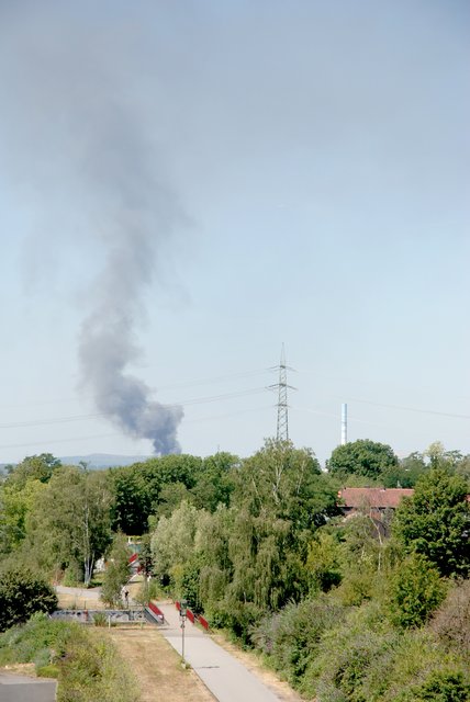 Die Rauchsäule aus Richtung Innenstadt mit dem Blick über den RS 1. Foto: Marc Keiterling