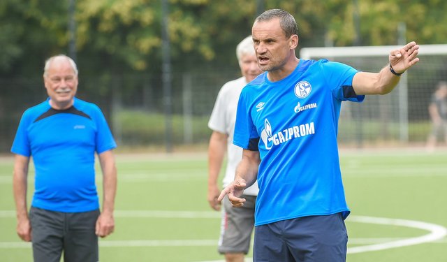 126 Tore in 396 Bundesligaspielen, UEFA-Pokalsieger mit Schalke 04 - einem wie Max hört man aufmerksam zu.
