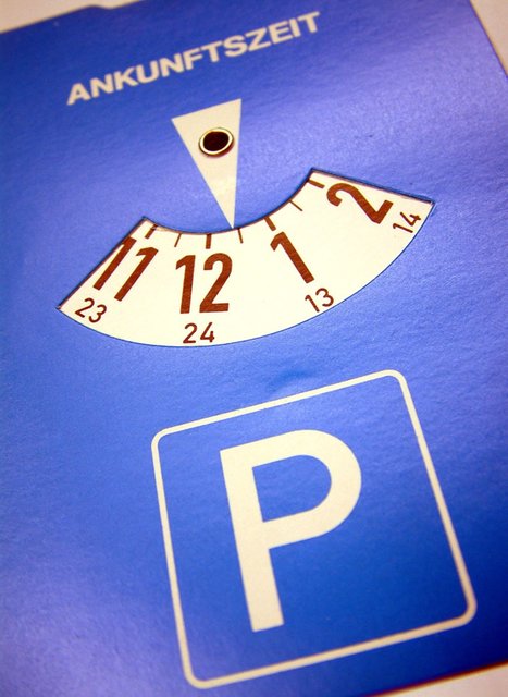 Die ersten beiden Parkplätze am Straßenrand werden nun kurzfristig mit der Beschränkung auf 15 Minuten Haltezeit bei Auslegung einer Parkscheibe ausgewiesen.