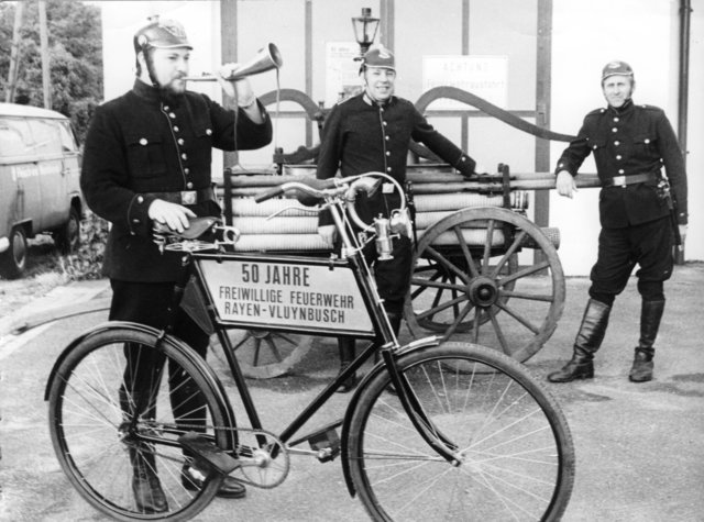1977 vor dem Gerätehaus der Freiwilligen Feuerwehr Rayen-Vluynbusch. Von links: Fritz van Rechten, Gerd Eickhaus und Hans-Peter Achterath.