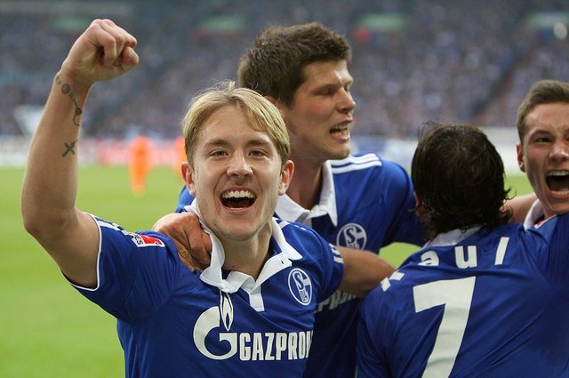 Lewis Holtby zu Schalker Zeiten im Jubel vereint mit Klaas-Jan Huntelaar und Weltstar Raul. Archivfoto: Lokalkompass/Gerd Kaemper