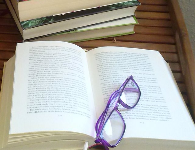 Auch dieses Mal dürfen sich Literaturfreunde auf spannende Buchempfehlungen freuen.