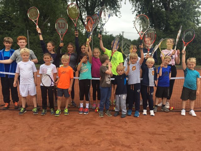Nicht nur Neulinge, auch Wiederholungstäter sowie Kinder und Jugendliche aus dem Verein nahmen an dem beliebten Tenniscamp teil.