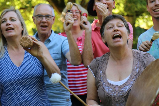 Heilsames Singen jetzt auch in Haltern. Es ist sogar wissenschaftlich belegt, dass Singen Stress reduziert, antidepressiv wirkt, das Immunsystem stärkt und zur Ausschüttung von einer Art „Hormoncocktail“ im Körper führt.