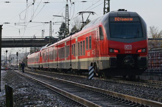 Züge können, anders als Straßenfahrzeuge, Hindernissen nicht ausweichen und haben einen sehr langen Bremsweg von bis zu 1.000 Metern. Foto: Archiv