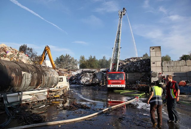 Die Löscharbeiten in den letzten Zügen. Foto: Feuerwehr