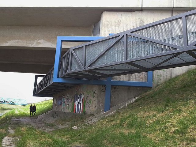 Mensch und Hund können die Brückenunterquerung der Brinkstraße durch den nachgerüsteten Hunde-Laufstreifen nun problemlos nutzen.
